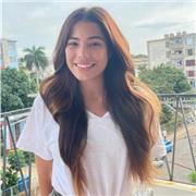Profesora de inglés imparte clases presenciales a niños y adolescentes